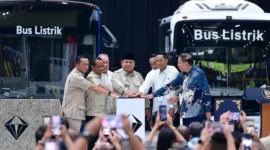 Menteri ESDM Bahlil Lahadalia mendampingi Presiden Prabowo Subianto dalam peresmian pabrik perakitan kendaraan komersial listrik milik PT VKTR Teknologi Mobilitas Tbk di Magelang, Jawa Tengah, Kamis (9/4). (Foto: BPMI Setpres)