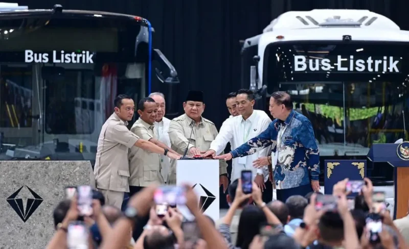 Menteri ESDM Bahlil Lahadalia mendampingi Presiden Prabowo Subianto dalam peresmian pabrik perakitan kendaraan komersial listrik milik PT VKTR Teknologi Mobilitas Tbk di Magelang, Jawa Tengah, Kamis (9/4). (Foto: BPMI Setpres)