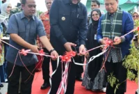 Wali Kota Padang, Fadly Amran meresmikan pembangunan fasilitas toilet baru di enam sekolah melalui program TJSL PT PLN (Persero) UDI Sumbar di SMPN 43 Padang, Kamis (30/4/2026). (Foto: Prokopim Padang)