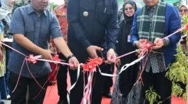 Wali Kota Padang, Fadly Amran meresmikan pembangunan fasilitas toilet baru di enam sekolah melalui program TJSL PT PLN (Persero) UDI Sumbar di SMPN 43 Padang, Kamis (30/4/2026). (Foto: Prokopim Padang)