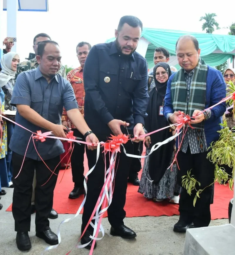 Wali Kota Padang, Fadly Amran meresmikan pembangunan fasilitas toilet baru di enam sekolah melalui program TJSL PT PLN (Persero) UDI Sumbar di SMPN 43 Padang, Kamis (30/4/2026). (Foto: Prokopim Padang)
