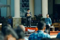 Bupati Solsel H. Khairunas memimpin upacara Peringatan Hari Otonomi Daerah ke-30 tahun 2026 di Halaman Kantor Bupati, Senin (27/4/2026). (Foto: Pemkab Solsel)