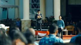 Bupati Solsel H. Khairunas memimpin upacara Peringatan Hari Otonomi Daerah ke-30 tahun 2026 di Halaman Kantor Bupati, Senin (27/4/2026). (Foto: Pemkab Solsel)