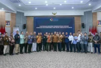 Menteri Perindustrian Agus Gumiwang Kartasasmita bersama Asosiasi Produsen Hulu dan Hilir Subsektor Plastik. (Foto: Kemenperin)