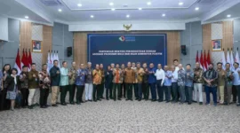 Menteri Perindustrian Agus Gumiwang Kartasasmita bersama Asosiasi Produsen Hulu dan Hilir Subsektor Plastik. (Foto: Kemenperin)