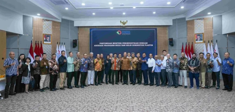 Menteri Perindustrian Agus Gumiwang Kartasasmita bersama Asosiasi Produsen Hulu dan Hilir Subsektor Plastik. (Foto: Kemenperin)