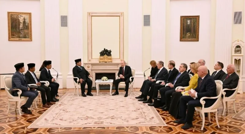 Presiden Prabowo Subianto dalam pertemuan bilateral dengan Presiden Rusia Vladimir Putin di Istana Kremlin, Moskow, Rusia, Senin (13/4) waktu setempat. (Foto: BPMI Setpres)