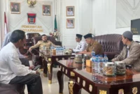 Wali Kota Padang, Fadly Amran menerima kunjungan Kepala Kantor Kementerian Haji dan Umrah Kota Padang, Zulfahmi di Balai Kota Padang, Senin (6/4/2026). (Foto: Diskominfo Padang)