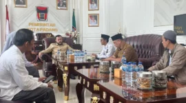 Wali Kota Padang, Fadly Amran menerima kunjungan Kepala Kantor Kementerian Haji dan Umrah Kota Padang, Zulfahmi di Balai Kota Padang, Senin (6/4/2026). (Foto: Diskominfo Padang)