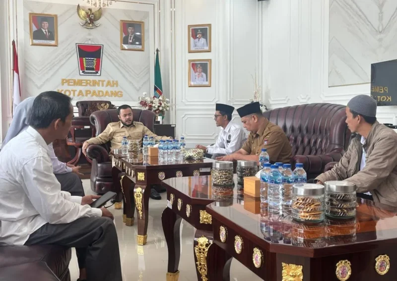 Wali Kota Padang, Fadly Amran menerima kunjungan Kepala Kantor Kementerian Haji dan Umrah Kota Padang, Zulfahmi di Balai Kota Padang, Senin (6/4/2026). (Foto: Diskominfo Padang)