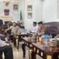 Wali Kota Padang, Fadly Amran menerima kunjungan Kepala Kantor Kementerian Haji dan Umrah Kota Padang, Zulfahmi di Balai Kota Padang, Senin (6/4/2026). (Foto: Diskominfo Padang)