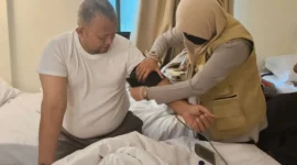 Tim kesehatan memeriksa jemaah haji di hotel pemondokan, Sabtu (25/4/2026). (Foto: Humas Kemenhaj Sumbar)