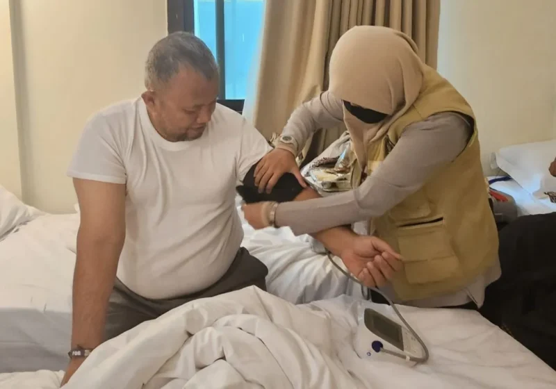 Tim kesehatan memeriksa jemaah haji di hotel pemondokan, Sabtu (25/4/2026). (Foto: Humas Kemenhaj Sumbar)