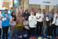 Pj Sekda Padang Raju Minropa mendampingi kunjungan lapangan Direktur Distribusi PLN, Arsyadany Ghana Akmalaputri, terkait peninjauan program listrik desa di Kelurahan Kuranji, Kecamatan Kuranji, Sabtu (18/4/2026). (Foto: Prokopim Padang)