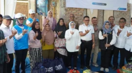 Pj Sekda Padang Raju Minropa mendampingi kunjungan lapangan Direktur Distribusi PLN, Arsyadany Ghana Akmalaputri, terkait peninjauan program listrik desa di Kelurahan Kuranji, Kecamatan Kuranji, Sabtu (18/4/2026). (Foto: Prokopim Padang)