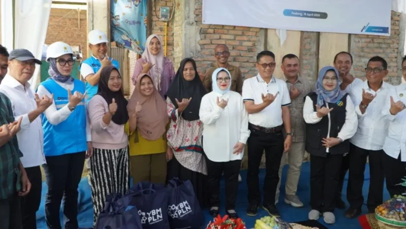Pj Sekda Padang Raju Minropa mendampingi kunjungan lapangan Direktur Distribusi PLN, Arsyadany Ghana Akmalaputri, terkait peninjauan program listrik desa di Kelurahan Kuranji, Kecamatan Kuranji, Sabtu (18/4/2026). (Foto: Prokopim Padang)