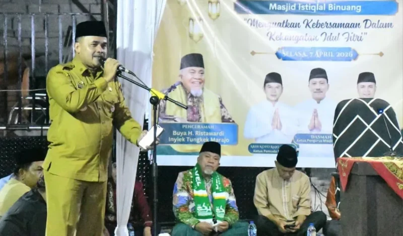 Pj Sekda Padang, Raju Minropa menghadiri acara Halal Bihalal 1447 Hijriah di Masjid Istiqlal Binuang, Kelurahan Binuang Kampung Dalam, Kecamatan Pauh, Selasa (7/4/2026) malam. (Foto: Prokopim Padang)