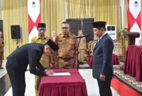 Bupati Padang Pariaman John Kenedy Azis melantik Hendra Aswara sebagai Pj Sekretaris Daerah di Hall IKK Parit Malintang, Selasa (21/4/2026). (Foto: Kominfo Padang Pariaman)