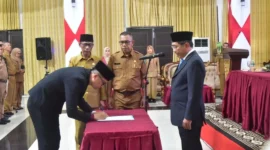 Bupati Padang Pariaman John Kenedy Azis melantik Hendra Aswara sebagai Pj Sekretaris Daerah di Hall IKK Parit Malintang, Selasa (21/4/2026). (Foto: Kominfo Padang Pariaman)