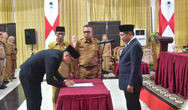 Bupati Padang Pariaman John Kenedy Azis melantik Hendra Aswara sebagai Pj Sekretaris Daerah di Hall IKK Parit Malintang, Selasa (21/4/2026). (Foto: Kominfo Padang Pariaman)