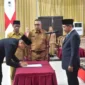 Bupati Padang Pariaman John Kenedy Azis melantik Hendra Aswara sebagai Pj Sekretaris Daerah di Hall IKK Parit Malintang, Selasa (21/4/2026). (Foto: Kominfo Padang Pariaman)