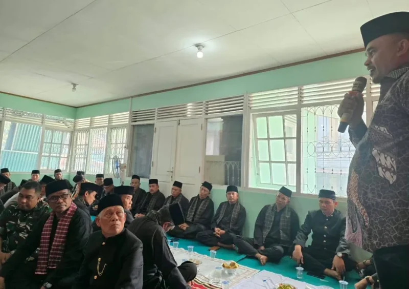 Pj Sekda Padang, Raju Minropa menghadiri Halal bi Halal bersama unsur adat dan pemerintah di Kantor KAN Nan XX, Lubuk Begalung, Sabtu (4/4/2026). (Foto: Diskominfo Padang)