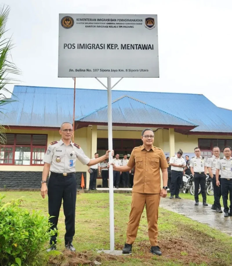 Bupati Kepulauan Mentawai Rinto Wardana melakukan kunjungan ke Pos Imigrasi di wilayah Kabupaten Kepulauan Mentawai, Senin (6/4). (Foto: Prokopim Kepulauan Mentawai)