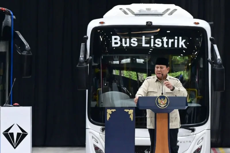 Presiden Prabowo Subianto meresmikan fasilitas perakitan kendaraan komersial listrik milik PT VKTR Sakti Industries di Kabupaten Magelang, Jawa Tengah, Kamis (9/4/2026). (Foto: BPMI Setpres)