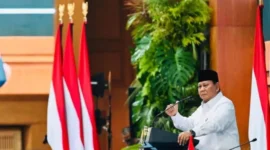 Presiden Prabowo dalam taklimatnya kepada jajaran kabinet di Lapangan Tengah Istana Kepresidenan, Jakarta, Rabu (8/4) sore. (Foto: BPMI)