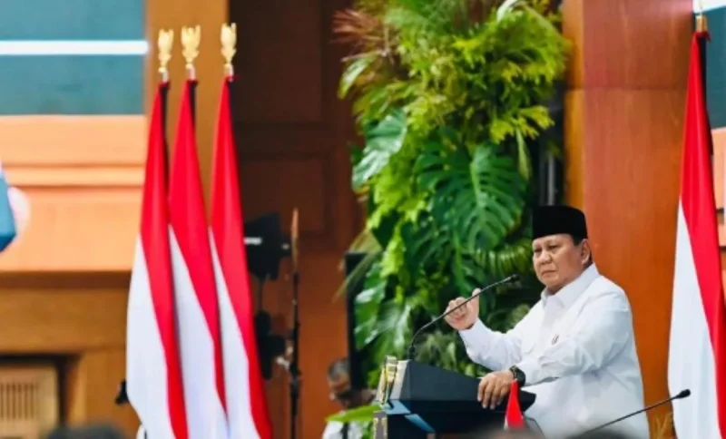 Presiden Prabowo dalam taklimatnya kepada jajaran kabinet di Lapangan Tengah Istana Kepresidenan, Jakarta, Rabu (8/4) sore. (Foto: BPMI)