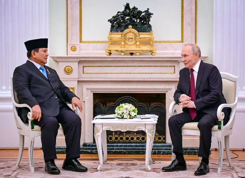 Presiden Prabowo Subianto mendapat sambutan hangat dari Presiden Federasi Rusia, Vladimir Putin saat melakukan pertemuan di Istana Kremlin, Moskow, pada Senin, 13 April 2026. (Foto: BPMI Setpres)