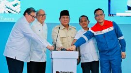 Presiden Prabowo Subianto melakukan groundbreaking Proyek Hilirisasi Nasional Tahap II di Refinery Unit IV Cilacap, Jawa Tengah, Rabu (29/4/2026). (Foto: BPMI Setpres)
