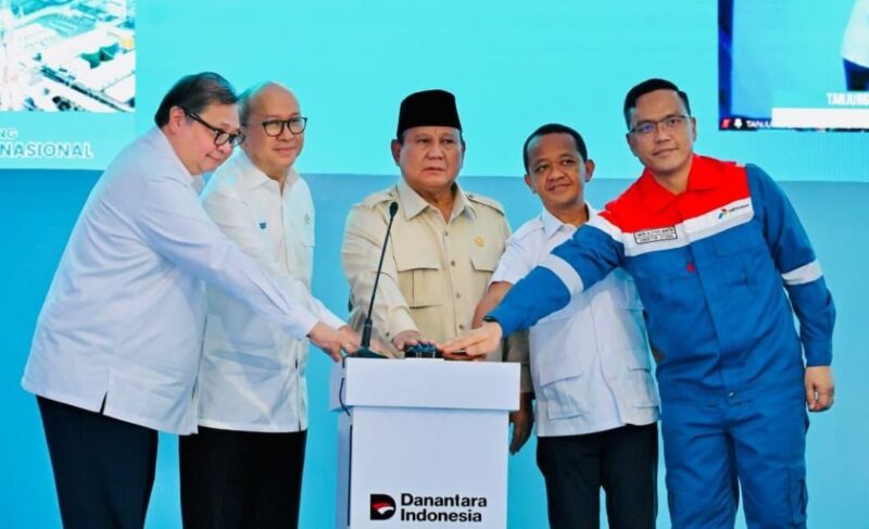 Presiden Prabowo Subianto melakukan groundbreaking Proyek Hilirisasi Nasional Tahap II di Refinery Unit IV Cilacap, Jawa Tengah, Rabu (29/4/2026). (Foto: BPMI Setpres)