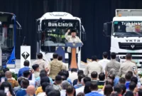 Presiden Prabowo Subianto menargetkan produksi massal sedan listrik pada 2028. (Foto: BPMI Setpres) 