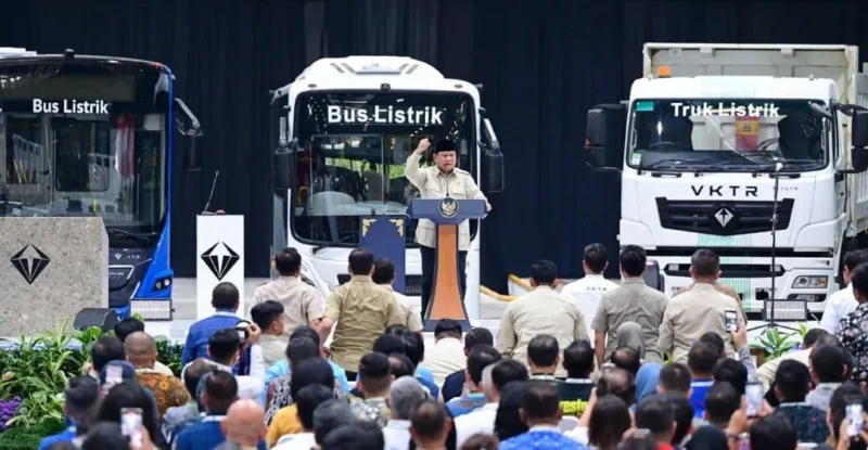 Presiden Prabowo Subianto menargetkan produksi massal sedan listrik pada 2028. (Foto: BPMI Setpres) 