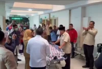 Presiden Prabowo Subianto menjenguk korban kecelakaan tabrakan kereta api yang dirawat di RSUD Bekasi, Kota Bekasi, Jawa Barat, Selasa (28/4/2026) pagi. (Foto: Setkab)
