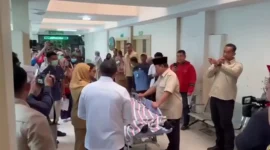 Presiden Prabowo Subianto menjenguk korban kecelakaan tabrakan kereta api yang dirawat di RSUD Bekasi, Kota Bekasi, Jawa Barat, Selasa (28/4/2026) pagi. (Foto: Setkab)