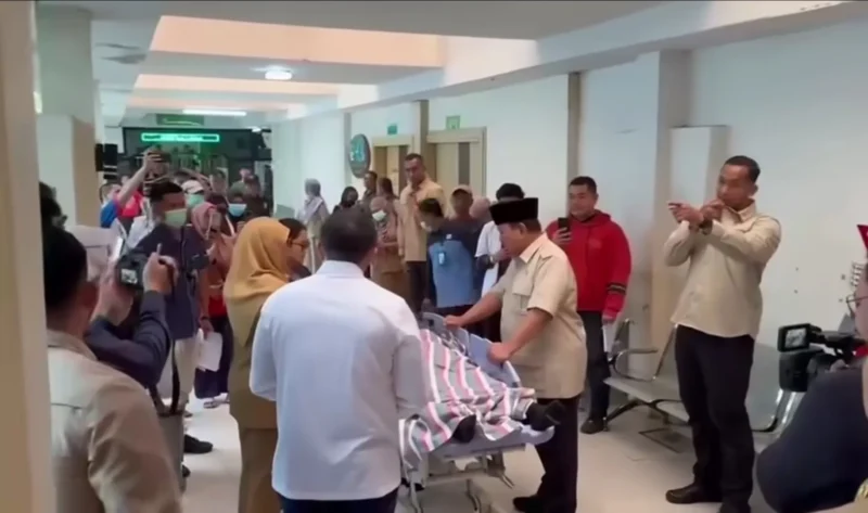 Presiden Prabowo Subianto menjenguk korban kecelakaan tabrakan kereta api yang dirawat di RSUD Bekasi, Kota Bekasi, Jawa Barat, Selasa (28/4/2026) pagi. (Foto: Setkab)