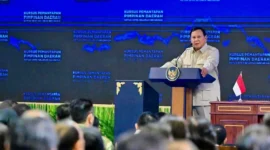 Presiden Prabowo Subianto memberikan pengarahan kepada Ketua DPRD seluruh Indonesia di Kompleks Akademi Militer Magelang, Jawa Tengah, Sabtu (18/4/2026). (Foto: BPMI Setpres)