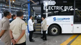 Presiden Prabowo Subianto saat meresmikan fasilitas perakitan kendaraan komersial listrik PT VKTR Sakti Industries di Kabupaten Magelang, Kamis (9/4/2026). (Foto: BPMI Setpres)