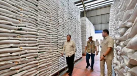 Presiden Prabowo Subianto melakukan sidak ke Kompleks Gudang Bulog Danurejo di Kabupaten Magelang, Jawa Tengah, Sabtu (18/4/2026). (Foto: BPMI Setpres)