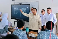 Presiden Prabowo saat meninjau sekolah di Kabupaten Cilacap. (Foto: BPMI/Setpres)