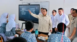 Presiden Prabowo saat meninjau sekolah di Kabupaten Cilacap. (Foto: BPMI/Setpres)