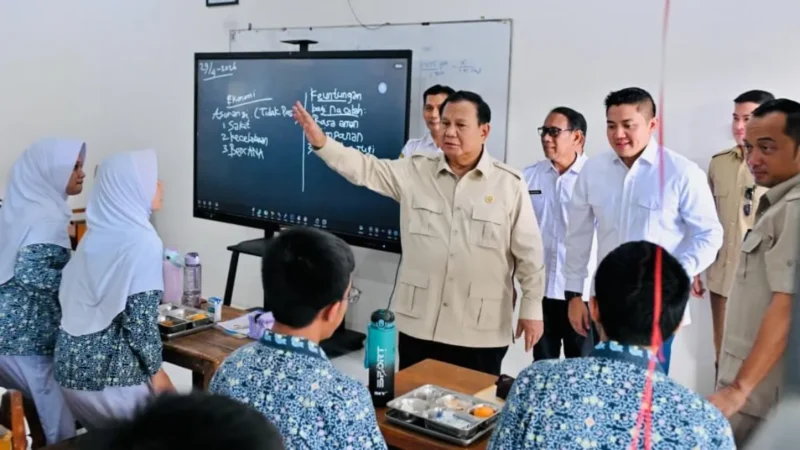 Presiden Prabowo saat meninjau sekolah di Kabupaten Cilacap. (Foto: BPMI/Setpres)