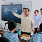 Presiden Prabowo saat meninjau sekolah di Kabupaten Cilacap. (Foto: BPMI/Setpres)