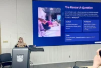 Profesor Eka Mulyani sedang memaparkan hasil risetnya di Seoul, Korea Selatan. (Foto: Ist/Kemenag)