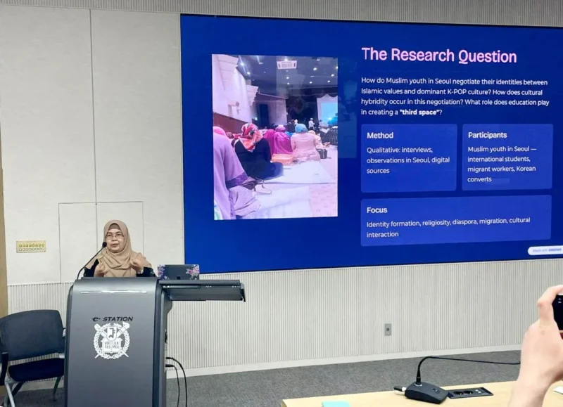 Profesor Eka Mulyani sedang memaparkan hasil risetnya di Seoul, Korea Selatan. (Foto: Ist/Kemenag)