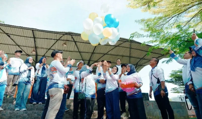 Pelepasan balon tandai peringatan HUT ke-40 RSUD Solsel di RTH Muara Labuh, Minggu (12/4/2026). (Foto: Humas Pemkab Solsel)