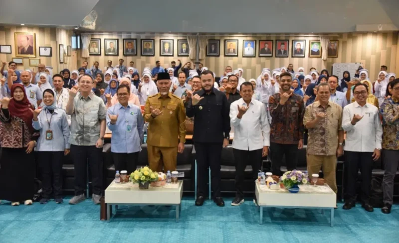 Wali Kota Padang Fadly Amran  menyambut Tim Penilai di Auditorium Lantai IV Gedung Administrasi dan Rawat Jalan RSUP Dr. M. Djamil, Senin (13/4/2026). (Foto: Prokopim Padang)