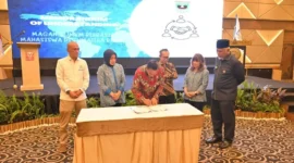 Gubernur Mahyeldi menyaksikan penandatanganan kerja sama program Apindo UMKM Merdeka. (Foto: ADPSB)